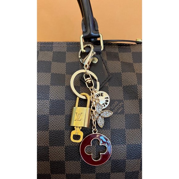 👛  AUTHENTIC LOUIS VUITTON UPCYCLED LOCK AND KEY ON NON BRANDED CHAIN - Picture 3 of 6